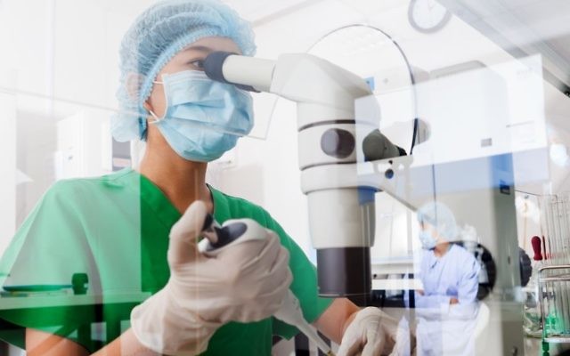 Photo d'un scientifique travaillant avec un microscope (Crédit : IStock)