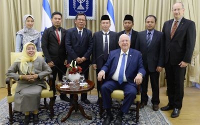 Le président Reuven Rivlin avec une délégation de dirigeants musulmans indonésiens, le 13 janvier 2017. (Crédit : Mark Neiman/GPO)