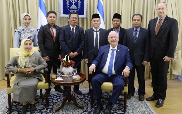 Le président Reuven Rivlin avec une délégation de dirigeants musulmans indonésiens, le 13 janvier 2017. (Crédit : Mark Neiman/GPO)
