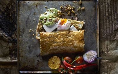 Des Bourekas inspiré de la cuisine syrienne chez Onza à Tel Aviv (Crédit : Autorisation Kitchen Without Borders)