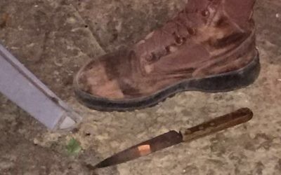 Le couteau qui aurait été utilisé par un Palestinien pour tenter de poignarder des soldats israéliens, pendant une opération d'arrestation en Cisjordanie, près de Naplouse, le 10 janvier 2017. (Crédit : unité des porte-paroles de l'armée israélienne)