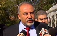 Le ministre de la Défense Avigdor Liberman, après le verdict de culpabilité rendu par le tribunal militaire de Tel Aviv contre Elor Azaria, le 4 janvier 2017. (Crédit : capture d'écran Deuxième chaîne)