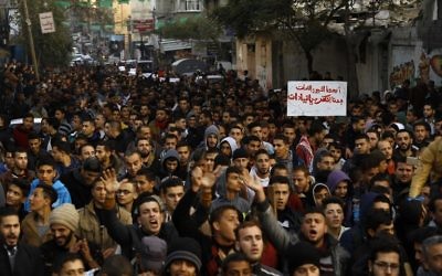 Manifestation dans la bande de Gaza contre la pénurie d'électricité, le 12 janvier 2017. (Crédit : Mohammed Abed/AFP)