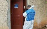 Un policier sur les lieux du meurtre d'une femme et de trois enfants, à Migdal, dans le nord d'Israël, le 28 janvier 2017. (Crédit : police israélienne)