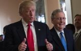 Le président élu Donald Trump avec le chef de la majorité au Sénat Mitch McConnell, à droite, au Capitole à Washington, le 10 novembre 2016. (Crédit AFP/Nicholas Kamm)