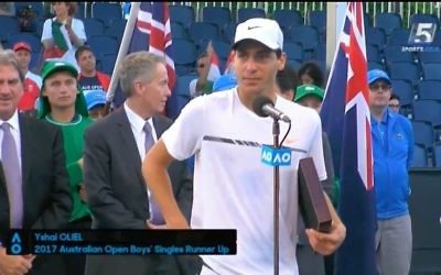 Le joueur de tennis israélien Yishai Oliel à l'Open d'Australie juniors le 28 janvier 2017. (Capture d'écran : la Cinquième chaîne)