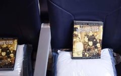 Les livres distribués aux passages du vol LOT Tel Aviv - Varsovie pour la Journée internationale de commémoration de l'Holocauste, le 27 janvier 2017. (Crédit : Depuis les profondeurs/JTA)