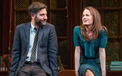 Josh Radnor et Elizabeth Reaser dans "The Babylon Line", en décembre 2016. (Crédit : Jeremy Daniel via JTA)