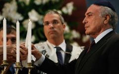Le président brésilien Michel Temer lors d'une cérémonie commémorative à l'occasion de la Journée internationale de commémoration de l'Holocauste, à la synagogue Congregacao Israelita Paulista den Sao Paulo, le 27 janvier 2017. (Crédit: Beto Barata/PR via JTA)