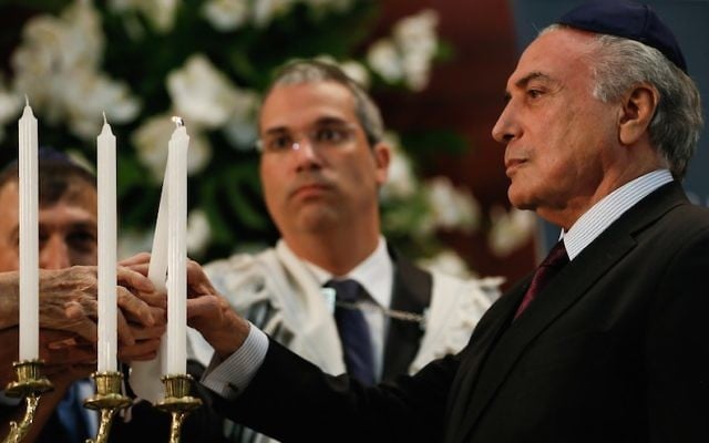 Le président brésilien Michel Temer lors d'une cérémonie commémorative à l'occasion de la Journée internationale de commémoration de l'Holocauste, à la synagogue Congregacao Israelita Paulista den Sao Paulo, le 27 janvier 2017. (Crédit: Beto Barata/PR via JTA)