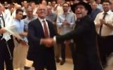 Le Premier ministre australien  Malcolm Turnbull  danse au sein de la Synagogue Centrale de Sydney aux côtés du Rabbin i Levi Wolff, le 30 décembre 2016 (Capture d'écran: YouTube)