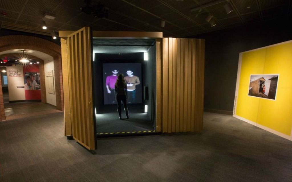 Une nouvelle exposition au Muse du mémorial de l'Holocauste de Washington permet aux visiteurs de discuter via un chat vidéo avec des réfugiés. (Autorisation du Musée du mémorial de l'Holocauste américain/via JTA)