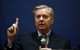 Le sénateur américain Lindsey Graham pendant une conférence de presse au Caire, le 3 avril 2016. (Crédit : Mohamed el-Shahed/AFP)