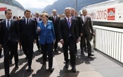 La chancelière allemande Angela Merkel, au centre, avec le chancelier autrichien Christian Kern, à gauche, le Premier ministre italien Matteo Renzi, 2° à gauche, et le conseiller fédéral suisse Didier Burkhalter, 2° à droite, pendant l'inauguration du tunnel ferroviaire de Gotthard, le 1er juin 2016. (Crédit : Peter Klaunzer/AFP)