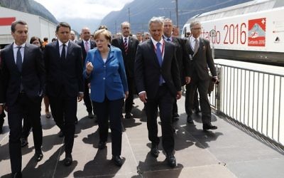 La chancelière allemande Angela Merkel, au centre, avec le chancelier autrichien Christian Kern, à gauche, le Premier ministre italien Matteo Renzi, 2° à gauche, et le conseiller fédéral suisse Didier Burkhalter, 2° à droite, pendant l'inauguration du tunnel ferroviaire de Gotthard, le 1er juin 2016. (Crédit : Peter Klaunzer/AFP)