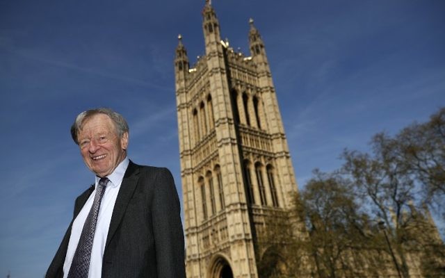 Cette photo prise le 4 mai 2016 montre Lord Alfred Dubs posant pour un portrait devant le Palais de Westminster au centre de Londres (Crédit : AFP/Adrian Dennis) Cette photo prise le 4 mai 2016 montre Lord Alfred Dubs posant pour un portrait devant le Palais de Westminster au centre de Londres (Crédit : AFP/Adrian Dennis)