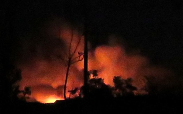 Flammes et fumée à l'aéroport militaire syrien de Mazzé, au sud ouest de Damas, après une explosion, le 13 janvier 2017. (Crédit : AFP) Flammes et fumée à l'aéroport militaire syrien de Mazzé, au sud ouest de Damas, après une explosion, le 13 janvier 2017. (Crédit : AFP)
