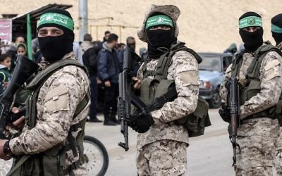 Membres de la branche armée du Hamas, les brigades Ezzedine al-Qassam, à Rafah, dans le sud de la bande de Gaza, le 31 janvier 2017. (Crédit : Saïd Khatib/AFP)