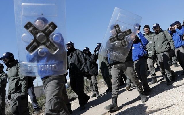La police israélienne a second jour de l'opération de l'évacuation de l'avant-poste illégal d'Amona, le 2 février 2017 (Crédit : AFP Photo/Thomas Coex)