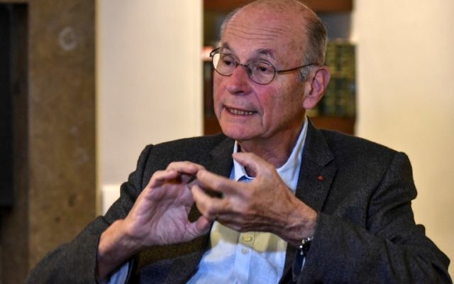 Boris Cyrulnik, psychiatre français spécialiste de la résilience, à Bogota, en Colombie, le 30 janvier 2017. (Crédit : Luis Acosta/AFP) Boris Cyrulnik, psychiatre français spécialiste de la résilience, à Bogota, en Colombie, le 30 janvier 2017. (Crédit : Luis Acosta/AFP)