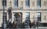 Des soldats français patrouillent suite à une attaque devant le musée du Louvre, à Paris, le 3 février 2017. (Crédit : Eric Feferberg/AFP)