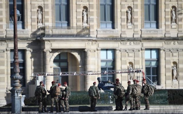Des soldats français patrouillent suite à une attaque devant le musée du Louvre, à Paris, le 3 février 2017. (Crédit : Eric Feferberg/AFP) Des soldats français patrouillent suite à une attaque devant le musée du Louvre, à Paris, le 3 février 2017. (Crédit : Eric Feferberg/AFP)