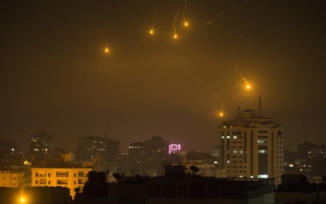 Fusées éclairantes tirées par les forces israéliennes pour surveiller la frontière de la bande de Gaza, vues depuis Gaza Ville, le 6 février 2017. (Crédit : Mahmud Hams/AFP) Fusées éclairantes tirées par les forces israéliennes pour surveiller la frontière de la bande de Gaza, vues depuis Gaza Ville, le 6 février 2017. (Crédit : Mahmud Hams/AFP)