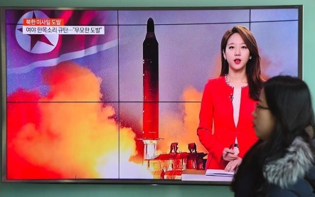 La télévision sud-coréenne diffuse une vidéo d'un tir de missile de la Corée du Nord, le 12 février 2017. (Crédit : Jung Yeon-Je/AFP) La télévision sud-coréenne diffuse une vidéo d'un tir de missile de la Corée du Nord, le 12 février 2017. (Crédit : Jung Yeon-Je/AFP)