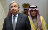 Antonio Guterres, à gauche, secrétaire général des Nations unies, et le ministre saoudien des Affaires étrangères, avant leur conférence de presse commune à Ryad, le 12 février 2017. (Crédit : Fayez Nureldine/AFP)