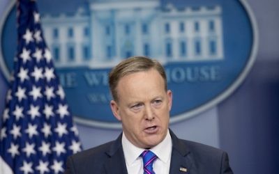 Sean Spicer, attaché de presse de la Maison Blanche, lors du point-presse quotidien dans la Salle Brady, réservée aux rencontres avec les journalistes, à la Maison Blanche, le 14 février 2017. (Crédit : Saul Loeb/AFP)