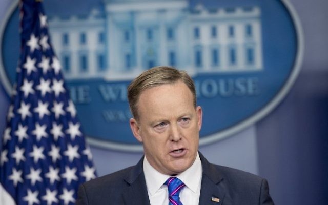 Sean Spicer, attaché de presse de la Maison Blanche, lors du point-presse quotidien dans la Salle Brady, réservée aux rencontres avec les journalistes, à la Maison Blanche, le 14 février 2017. (Crédit : Saul Loeb/AFP) Sean Spicer, attaché de presse de la Maison Blanche, lors du point-presse quotidien dans la Salle Brady, réservée aux rencontres avec les journalistes, à la Maison Blanche, le 14 février 2017. (Crédit : Saul Loeb/AFP)