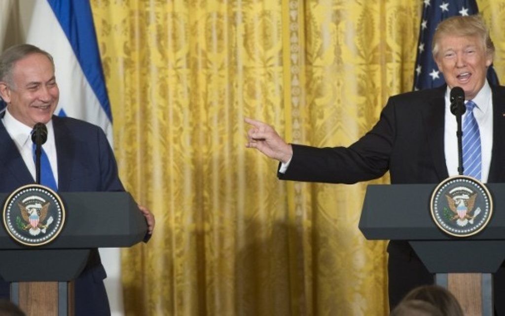 Le Premier ministre Benjamin Netanyahu, à gauche, et le président américain Donald Trump, à la Maison Blanche, le 15 février 2017. (Crédit : Saul Loeb/AFP) Le Premier ministre Benjamin Netanyahu, à gauche, et le président américain Donald Trump, à la Maison Blanche, le 15 février 2017. (Crédit : Saul Loeb/AFP)