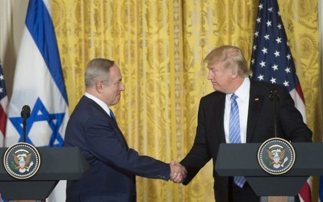 Le Premier ministre Benjamin Netanyahu, à gauche, et le président américain Donald Trump, à la Maison Blanche, le 15 février 2017. (Crédit : Saul Loeb/AFP)