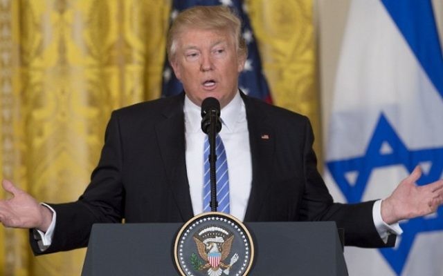 Le président américain Donald Trump, à la Maison Blanche, le 15 février 2017. (Crédit : Saul Loeb/AFP) Le président américain Donald Trump, à la Maison Blanche, le 15 février 2017. (Crédit : Saul Loeb/AFP)