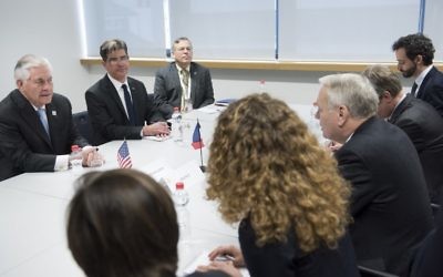 Le secrétaire d'Etat américain Rex Tillerson (à gauche) et le ministre français des Affaires étrangères, Jean-Marc Ayrault (3ème à droite) discutant avant une réunion au Centre des conférences mondiales le 16 février 2017 à Bonn, en Allemagne, (Crédit : AFP PHOTO / Brendan Smialowski)