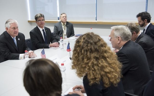 Le secrétaire d'Etat américain Rex Tillerson (à gauche) et le ministre français des Affaires étrangères, Jean-Marc Ayrault (3ème à droite) discutant avant une réunion au Centre des conférences mondiales le 16 février 2017 à Bonn, en Allemagne, (Crédit : AFP PHOTO / Brendan Smialowski) Le secrétaire d'Etat américain Rex Tillerson (à gauche) et le ministre français des Affaires étrangères, Jean-Marc Ayrault (3ème à droite) discutant avant une réunion au Centre des conférences mondiales le 16 février 2017 à Bonn, en Allemagne, (Crédit : AFP PHOTO / Brendan Smialowski)