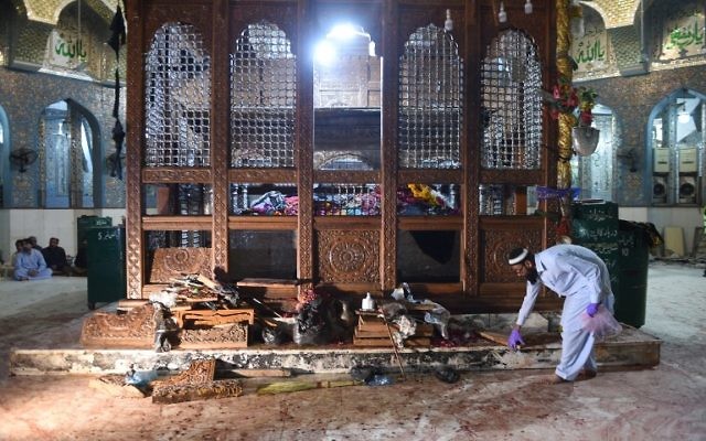 Un responsable pakistanais rassemble des preuves au lendemain d''une attaque à la bombe qui a frappé le sanctuaire soufi musulman Lal Shahbaz Qalandar dans la ville de Sehwan dans la province de Sindh, à environ 200 kilomètres au nord-est de la capitale Karachi, le 17 février 2017 (AFP PHOTO / ASIF HASSAN) Un responsable pakistanais rassemble des preuves au lendemain d''une attaque à la bombe qui a frappé le sanctuaire soufi musulman Lal Shahbaz Qalandar dans la ville de Sehwan dans la province de Sindh, à environ 200 kilomètres au nord-est de la capitale Karachi, le 17 février 2017 (AFP PHOTO / ASIF HASSAN)