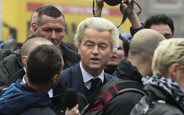 Geert Wilders, député néerlandais d'extrême-droite, au centre, au lancement de sa campagne législative, à Spijkenisse, le 18 février 2017. (Crédit : John Thys/AFP)