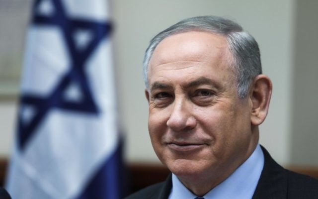 Le Premier ministre Benjamin Netanyahu pendant la réunion du cabinet dans ses bureaux, à Jérusalem, le 19 février 2017. (Crédit : Dan Balilty/Pool/AFP) Le Premier ministre Benjamin Netanyahu pendant la réunion du cabinet dans ses bureaux, à Jérusalem, le 19 février 2017. (Crédit : Dan Balilty/Pool/AFP)