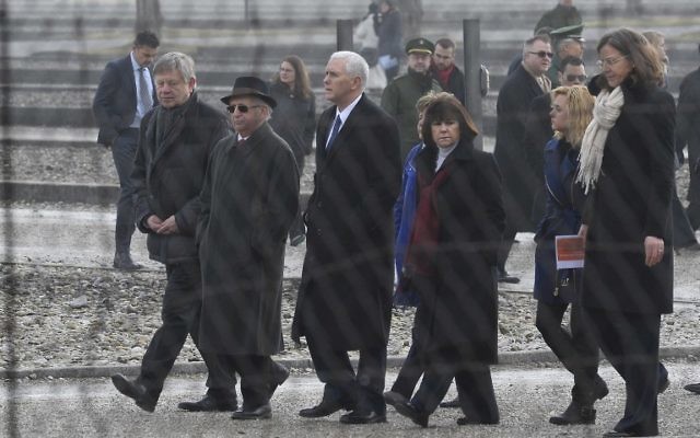 Le vice-président américain Michael Richard Pence (3g) marche près des anciens prisonniers du camp de concentration nazi Dachau, Abba Naor d'Israël (2g), Karen Pence (3d), Charlotte Pence (2d) et chef du camp de concentration de Dachau Memorial Gabriele Hammermann R) au camp de concentration de Dachau à l'ancien camp de concentration nazi de Dachau, dans le sud-ouest de l'Allemagne, le 19 février 2017. (Crédit : AFP / Thomas Kienzle) Le vice-président américain Michael Richard Pence (3g) marche près des anciens prisonniers du camp de concentration nazi Dachau, Abba Naor d'Israël (2g), Karen Pence (3d), Charlotte Pence (2d) et chef du camp de concentration de Dachau Memorial Gabriele Hammermann R) au camp de concentration de Dachau à l'ancien camp de concentration nazi de Dachau, dans le sud-ouest de l'Allemagne, le 19 février 2017. (Crédit : AFP / Thomas Kienzle)