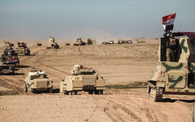Les forces irakiennes et leurs alliés avancent vers le village de Sheikh Younis, au sud de Mossoul, après une offensive pour reprendre la partie occidentale de la ville à l'Etat islamique, en Irak, le 19 février 2017. (Crédit : Ahmad al-Rubaye/AFP) Les forces irakiennes et leurs alliés avancent vers le village de Sheikh Younis, au sud de Mossoul, après une offensive pour reprendre la partie occidentale de la ville à l'Etat islamique, en Irak, le 19 février 2017. (Crédit : Ahmad al-Rubaye/AFP)