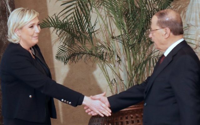 Marine Le Pen, candidate d'extrême-droite à la présidentielle française, avec le président libanais Michel Aoun au Palais présidentiel de Baabda, le 20 février 2017. (Crédit : AFP)