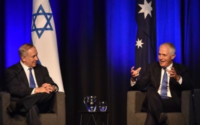 Le Premier ministre Benjamin Netanyahu, à gauche, et son homologue australien Malcolm Turnbull à Sydney, le 22 février 2017. (Crédit : Peter Parks/Pool/AFP)
