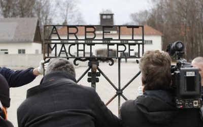 Le portail en fer original de l'ancien camp de concentration nazi de Dachau, qui porte l'inscription "Arbeit macht frei" (le travail libère), le 22 février 2017. (Crédit : Uwe Lein/AFP)