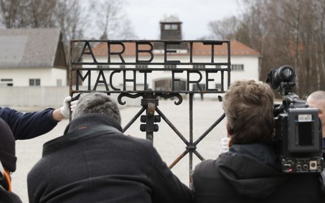 Le portail en fer original de l'ancien camp de concentration nazi de Dachau, qui porte l'inscription "Arbeit macht frei" (le travail libère), le 22 février 2017. (Crédit : Uwe Lein/AFP) Le portail en fer original de l'ancien camp de concentration nazi de Dachau, qui porte l'inscription "Arbeit macht frei" (le travail libère), le 22 février 2017. (Crédit : Uwe Lein/AFP)