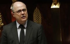 Le ministre de l’Intérieur Bruno Le Roux a exprimé vendredi son « indignation » après l’agression dont ont été victimes deux jeunes juifs à Bondy. Ici à l'Assemblée nationale, en février 2017 (Crédit : AFP / Patrick KOVARIK)