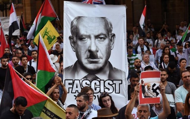 Des manifestants pro-palestiniens manifestent contre la visite en Australie du Premier ministre Benjamin Netanyahu, à Sydney, en Australie, le 23 février 2017 (Crédit : William West/AFP) Des manifestants pro-palestiniens manifestent contre la visite en Australie du Premier ministre Benjamin Netanyahu, à Sydney, en Australie, le 23 février 2017 (Crédit : William West/AFP)