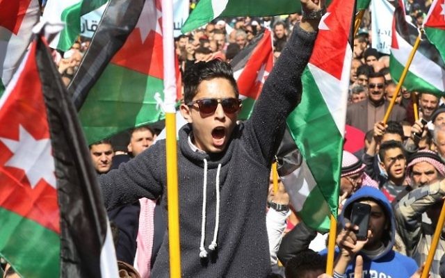 Des Jordaniens manifestent contre la décision du gouvernement d'imposer de nouvelles taxes sur des biens et des services et demandent la démission du gouvernement, à Amman, le 24 février 2017. (Crédit : Khalil Mazraawi/AFP)