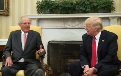 Le président américain Donald Trump avec le président péruvien Pedro Pablo Kuczynski iau Bureau Oval à la Maison Blanche, le 24 février 2017. (AFP PHOTO / NICHOLAS KAMM)