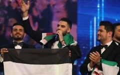 Les gagnants de l'émission Arab Idol, Yaacoub Shahin, au centre, Ammar Mohammed, à gauche, et Amir Dandan, à droite, sur la scène de l'émission télévisée à Beyrouth, au Liban, le 25 février 2017. (Crédit : Anwar Amro/AFP)